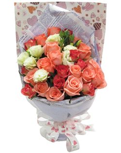 24支粉玫瑰，6支白色桔梗花，少许配叶，花 纹纸精美包装